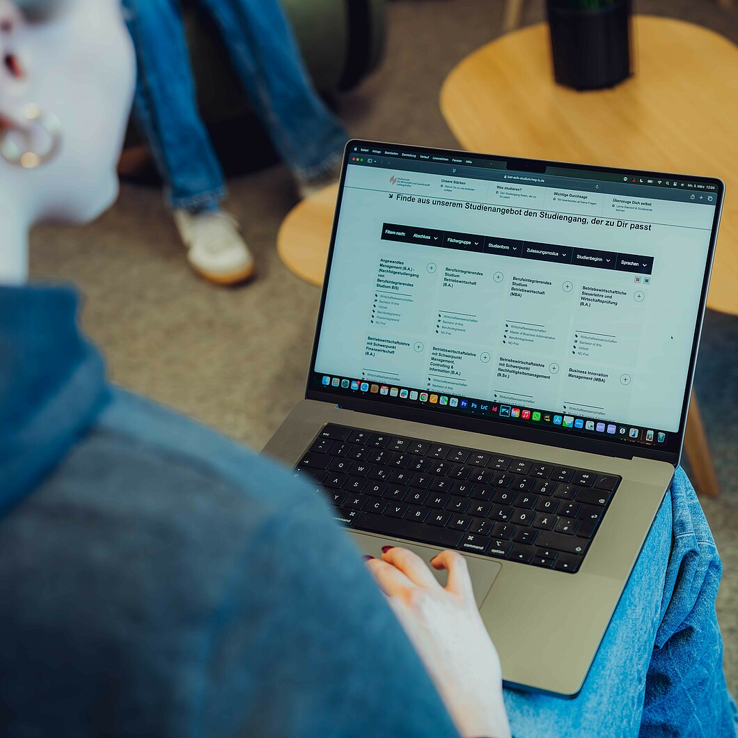 Studierende vor Laptop 