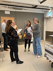 Prof. Dr. Karen Fried im Austausch mit anderen Teilnehmerinnen