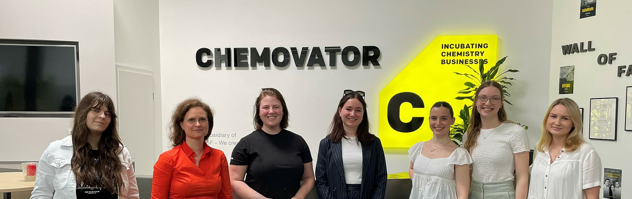 Gruppenbild bei der Exkursion zum Chemovator der BASF