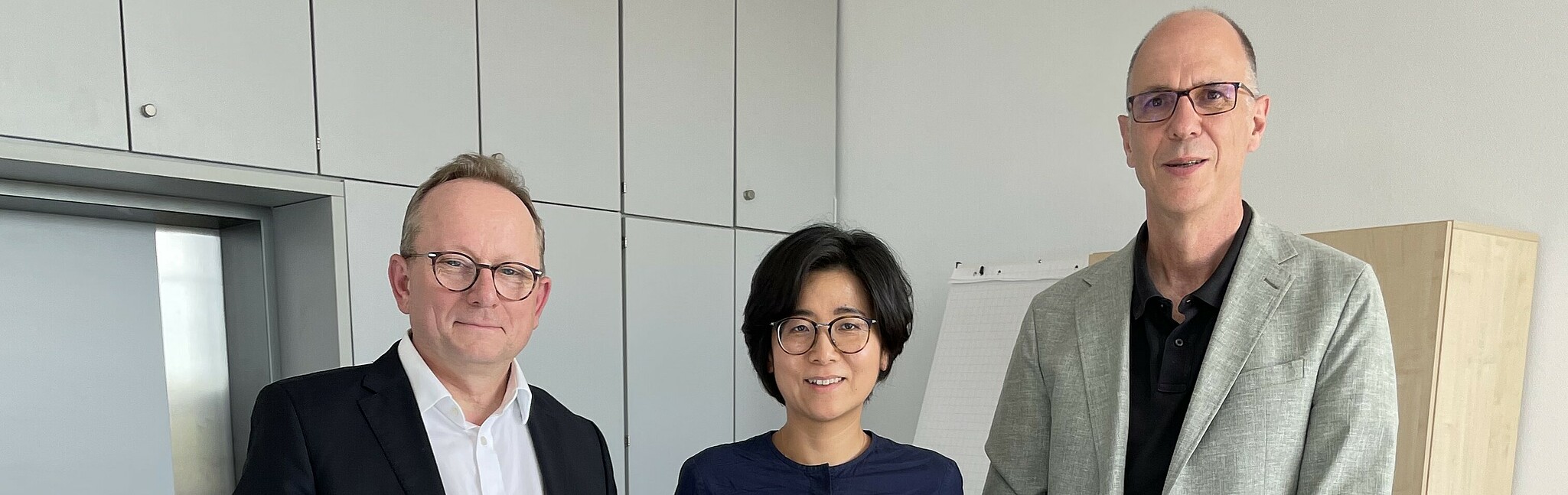 v.l.: Dekan Prof. Dr. K. Blettner, Prof. Dr. Lan Cao und Hochschulpräsident Prof. Dr. G. Piller (Bild: HWG LU) 