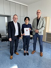 v.l.: Dekan Prof. Dr. K. Blettner, Prof. Dr. Lan Cao und Hochschulpräsident Prof. Dr. G. Piller (Bild: HWG LU) 