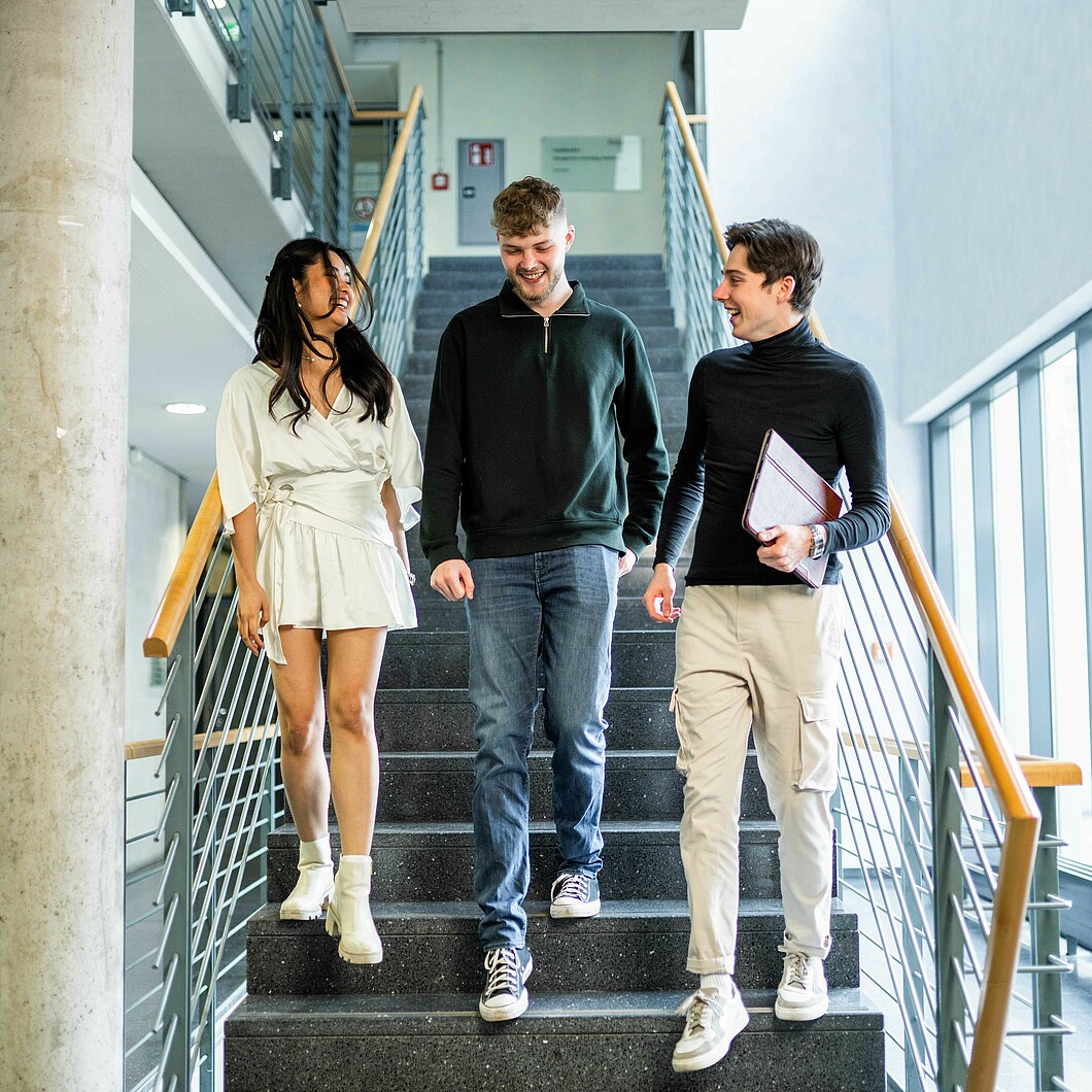 Studierende im HS-Gebäude