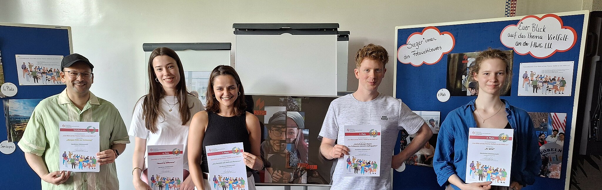 Gruppenfoto der Preisträger*innen des Fotowettbewerbs mit ihren Urkunden