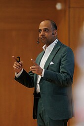 Prof. Gupte in Rednerpose