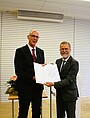 Hochschulpräsident Prof. Dr. Gunther Piller (links) überreicht die Urkunde an Ehrensenator Prof. Dr. Wolfgang Anders. (Bild: HWG LU) Hochschulpräsident Prof. Dr. Gunther Piller (links) überreicht die Urkunde an Ehrensenator Prof. Dr. Wolfgang Anders. (Bild: HWG LU)