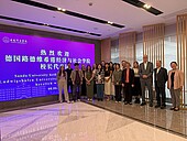 Gruppenbild vor Banner der Sanda Univerity