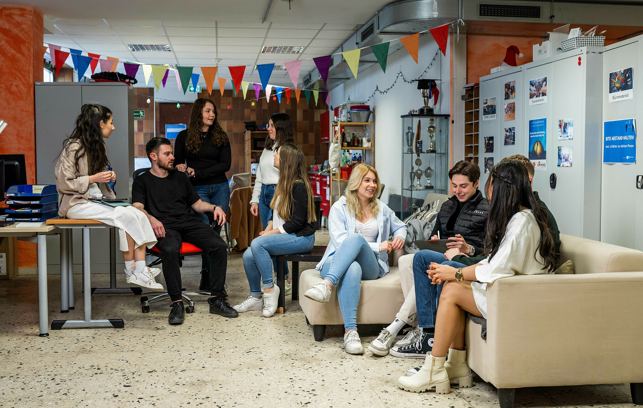 Fröhliche Studierende im AStA-Keller