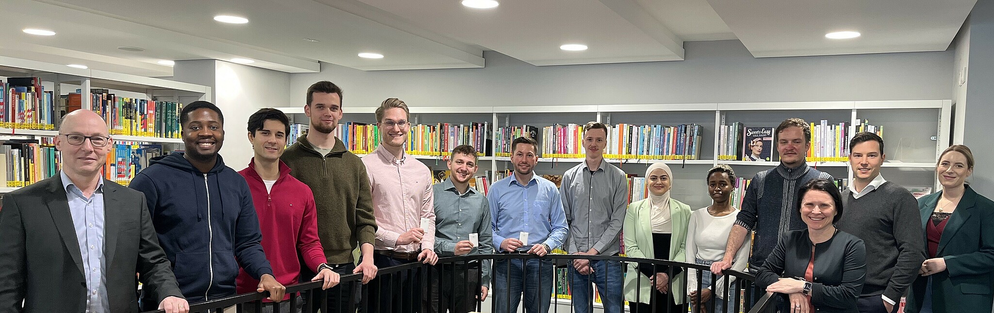 2412_WI_Projekt_Stadtbib_LU Gruppenbild WI-Studierende in Stadtbibliothek