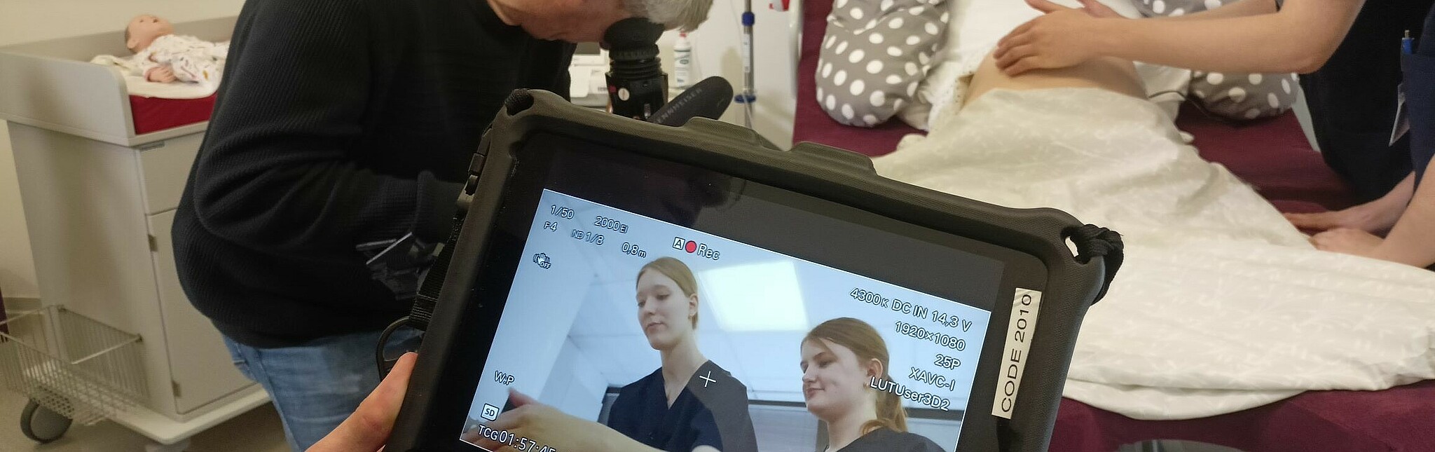 Hebammen-Studentin Lia-Sophie Sydow mit dem ZDF-Filmteam Mitte April im Skills Lab der HWG LU (Bild: HWG LU) Hebammen-Studentin Lia-Sophie Sydow mit dem ZDF-Filmteam Mitte April im Skills Lab der HWG LU (Bild: HWG LU)