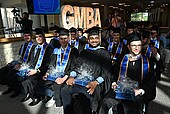 Die Absolventinnen und Absolventen des MBA-Programms bei den Graduierungsfeierlichkeiten