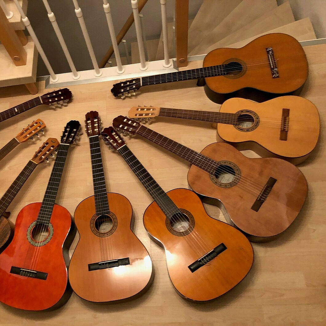 Neun Gitarren