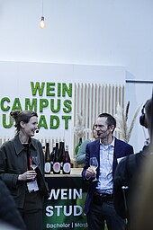 Pauline Baumberger-Brand und Prof. Dr. Marc Dressler (Bild: Weincampus Neustadt)