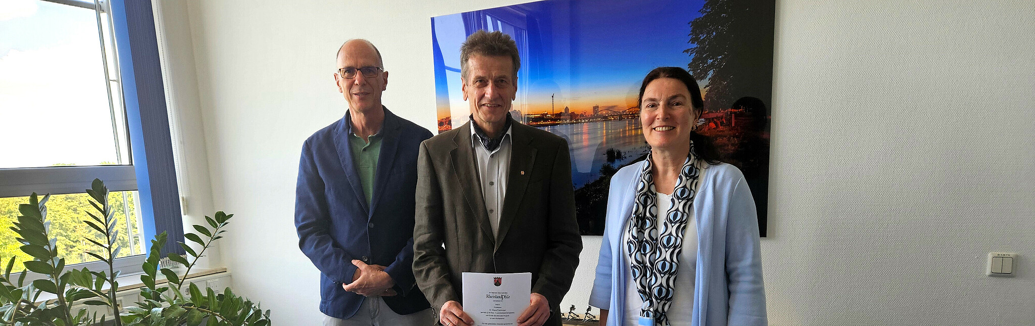 Urkundenübergabe: Prof. Dr. KLaus Freyburger mit Hochschupräsident Prof. Dr. Gunther Piller und Dekanin Prof. Dr. Birgit Angermayer (Bild: HWG LU)