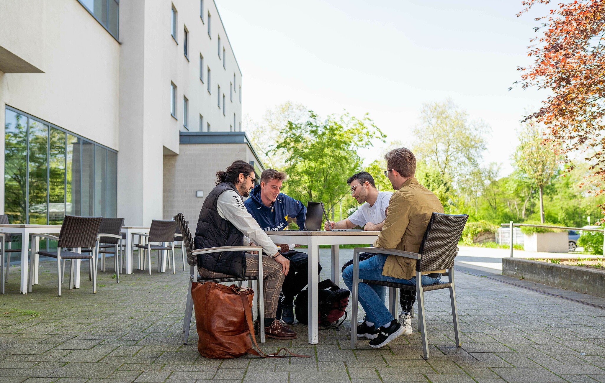 Studierende in Gruppenarbeit