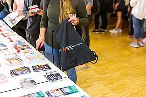 Photo by Michael Meyer Students choosing info material