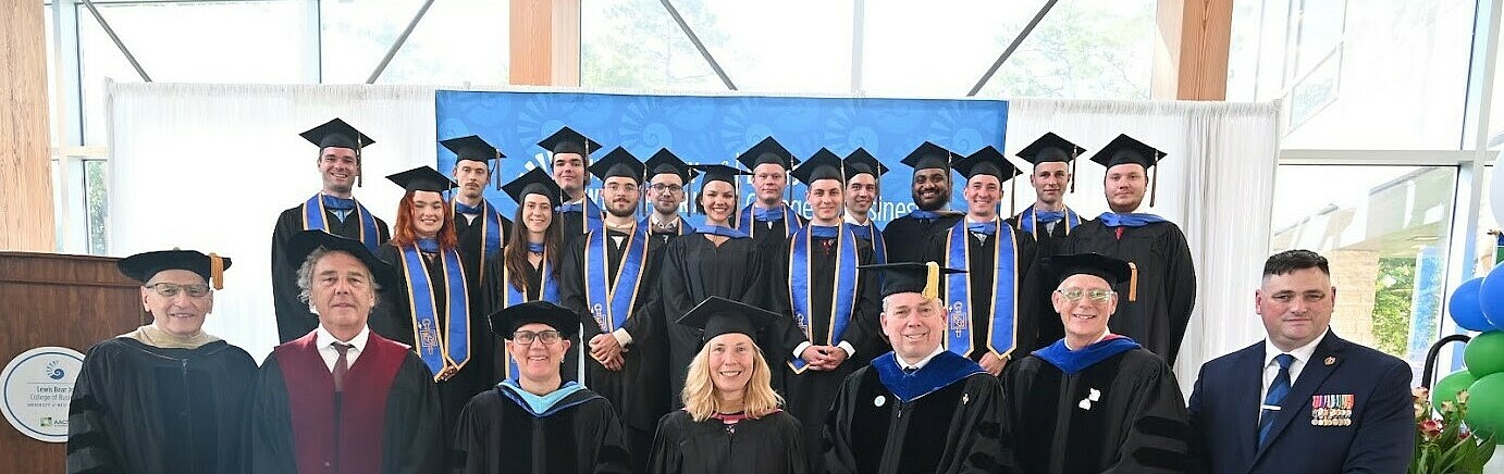 Gruppenbild der Absolventen und Absolventinnen