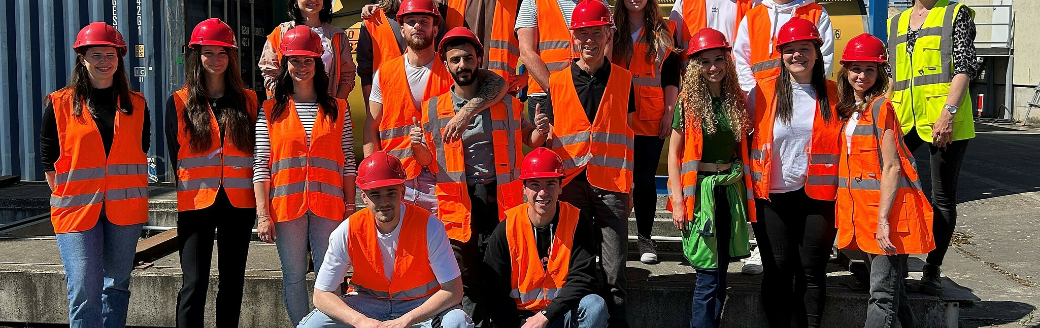 Gruppenbild von Studierenden mit Helmen und Warnwesten