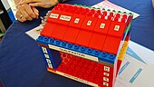 Das Megatrendthema, das die HWG LU in das Verbundprojekt EMPOWER einbringt, heißt New Work. Die grundlegenden Rahmenbedingungen einer modernen Arbeitswelt konnten beim Mainzer Wissenschaftsmarkt mithilfe von Lego Duplo-Steinen visualisiert und in Form eines Hauses mit Fundament, tragenden Wänden und Dach sinnvoll zusammengesetzt werden (Bild: Vera Kaufmann / © Hochschule Mainz).
