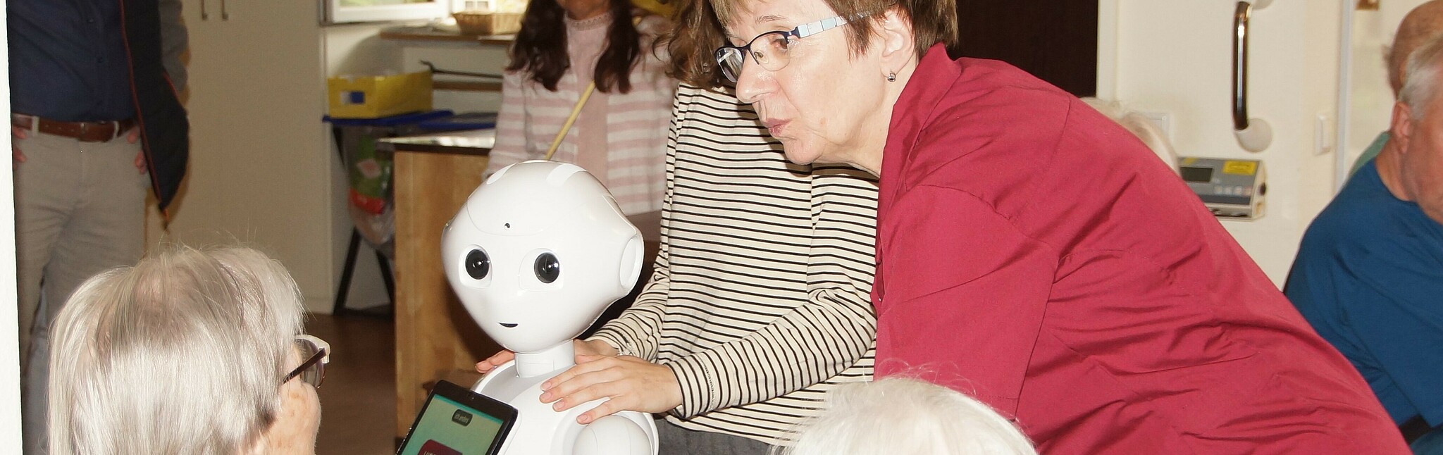 Humanoider Roboter Pepper im Einsatz in der Tagespflege