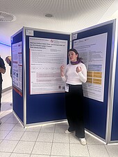 Mädchen vor wissenschaftlichem Poster