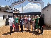Team der HWG LU und Dr. Mumbere Baghuma Judson Clinical Director des Ruli Distriktkrankenhauses, Erica Karera Vizedirektor des Ruli Higher Institute of Health, Lehrende der Schule für Pflegeberufe des Katholischen Klinikums Koblenz – Montabaur