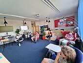 Studierende im Kreativraum