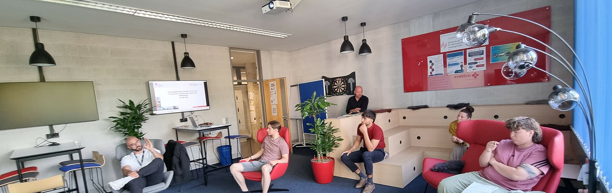 Studierende im Kreativraum