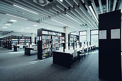 Bücherregale und Arbeitsplätze in der Bibliothek