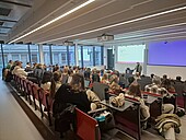 Studierende in einem großen Hörsaal