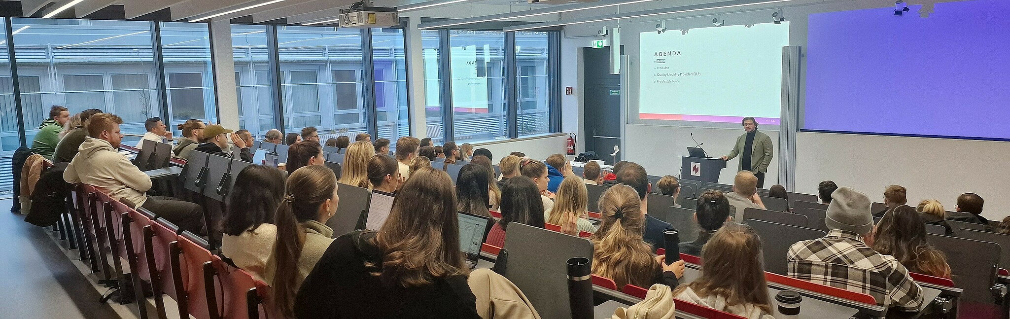 Studierende in einem großen Hörsaal