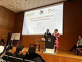 241115_Delegation_Hebammenwiss_Aula 2 Rednerinnen auf dem Podium der Aula