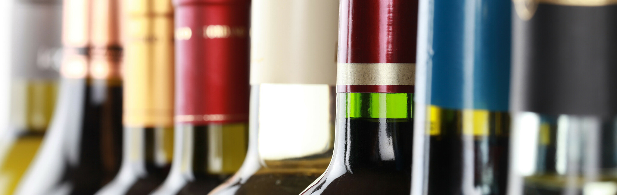 Reihe unterschiedlicher Weinflaschen