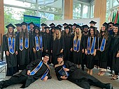 Der Abschlussjahrgang 2023-24 nach der Übergabe der Masterurkunden