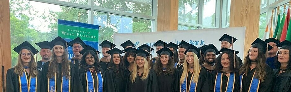 Der Abschlussjahrgang 2023-24 nach der Übergabe der Masterurkunden