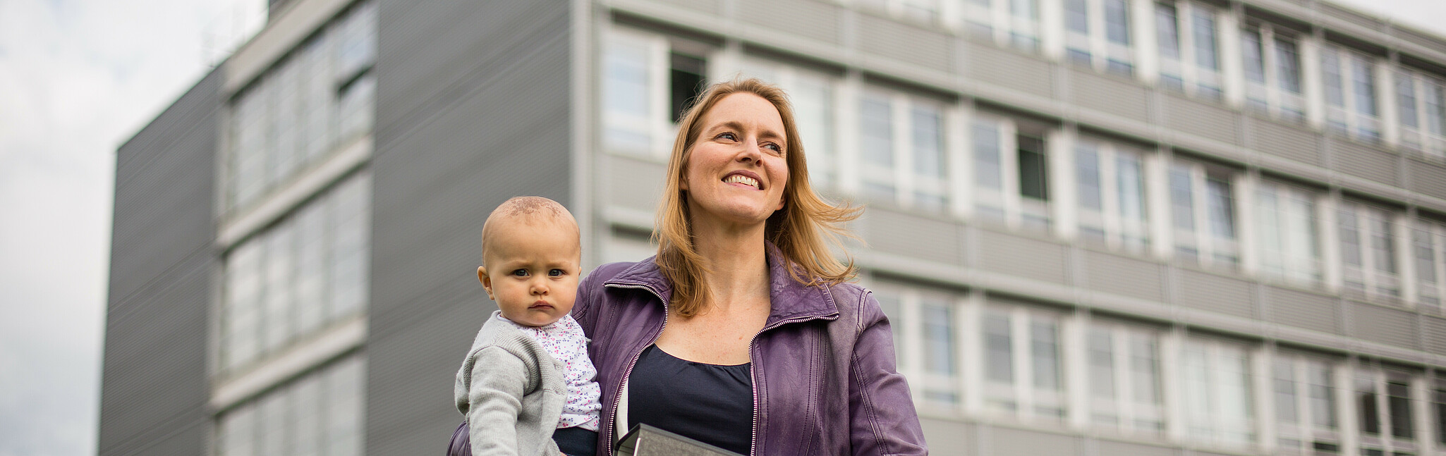 Studentin mit Baby