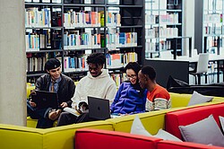 Studierendengruppe in der Sitzgruppe der Bibliothek
