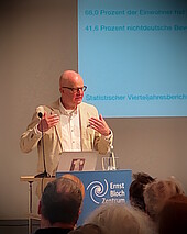 250508_EBZ_Vöckler Prof. Dr. Kai Vöckler am Pult beim Vortrag im EBZ