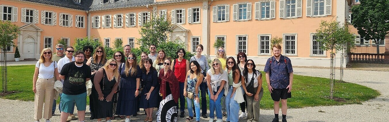 Gruppenfoto vor dem Schwetzinger Schloss