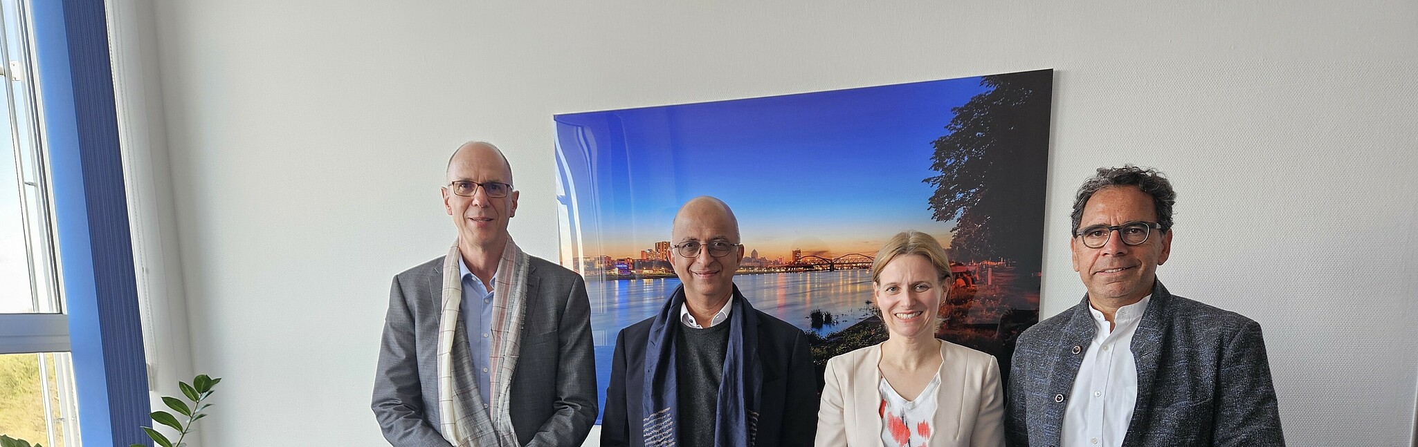 Gruppenbild im Büro des Präsidenten der HWG LU