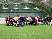Gruppenbild auf dem Fußballplatz