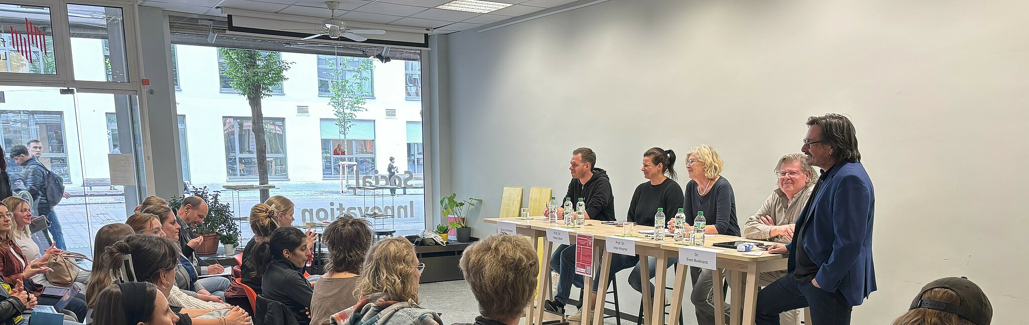 Blick vom Auditorium auf die Podiumsteilnehmenden