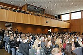 Erstsemesterbegrüßung zum WS 22/23 in der voll besetzten Aula (Bild: HWG LU) Erstsemesterbegrüßung zum WS 22/23 in der voll besetzten Aula