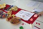 Stand mit Origamipapier und Stäbchen