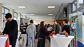 Gut besuchte Beratungsstände im Foyer vor der Aula