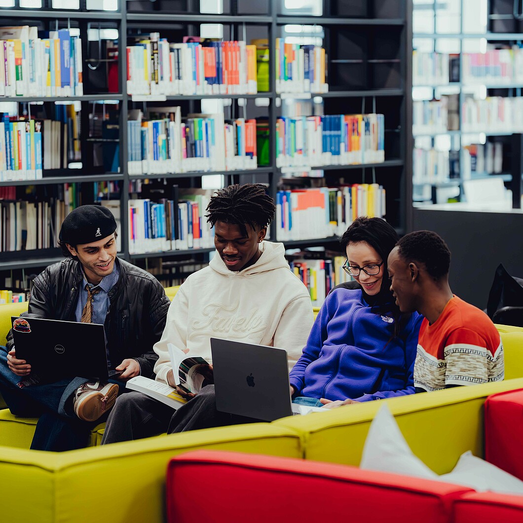 Studierende in der Bibliothek