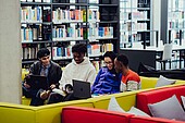 Studierende in der Bibliothek