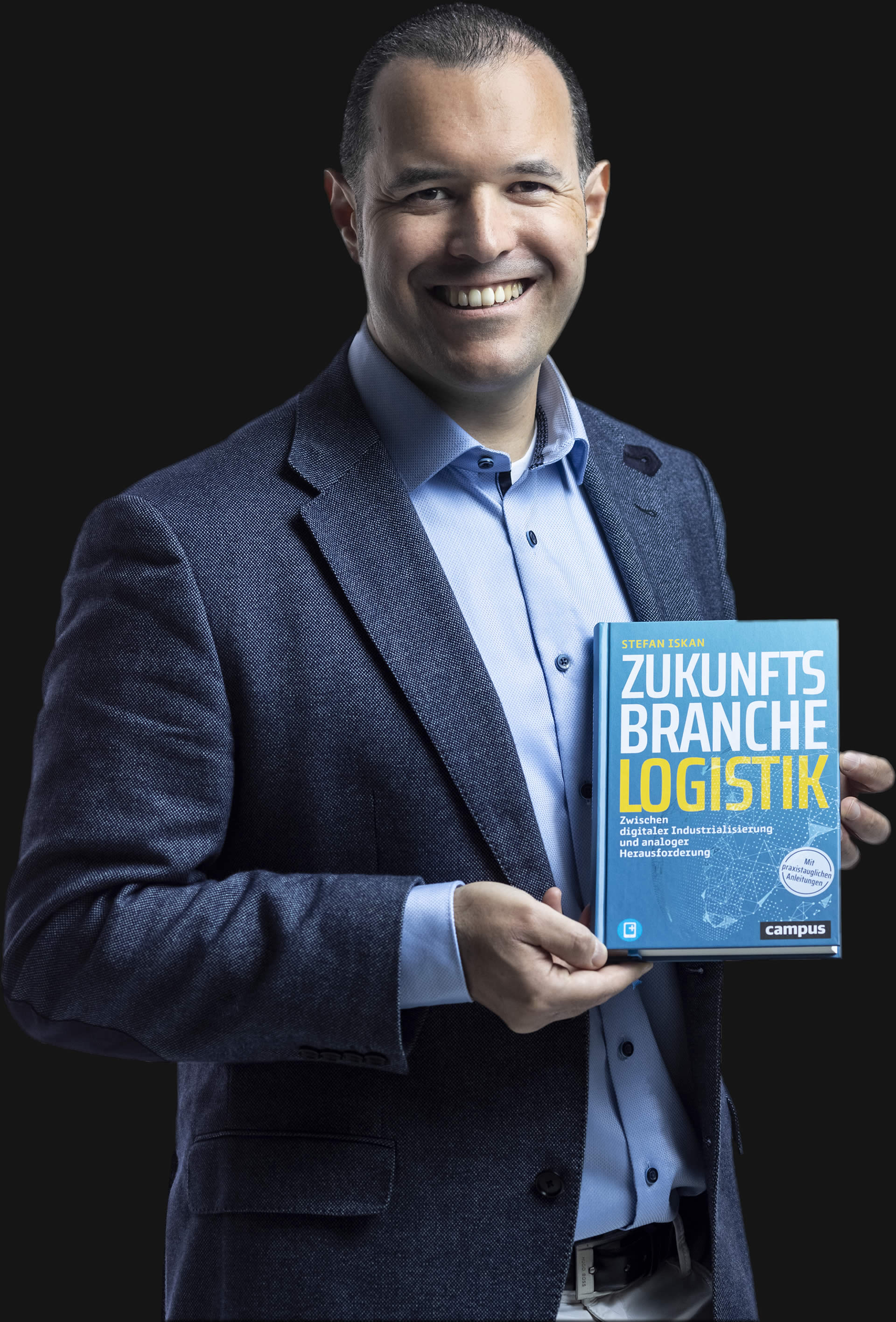 Prof. Dr. Stefan Iskan mit seinem neuen Fachbuch "Zukunftsbranche Logistik" (Bild: Iskan) Prof. Dr. Stefan Iskan mit seinem neuen Fachbuch "Zukunftsbranche Logistik" (Bild: Iskan)